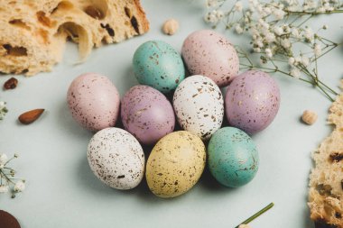 El boyası pastel renkli Paskalya yumurtaları. Mutlu Paskalya tebrik kartları ya da davetiyeler.