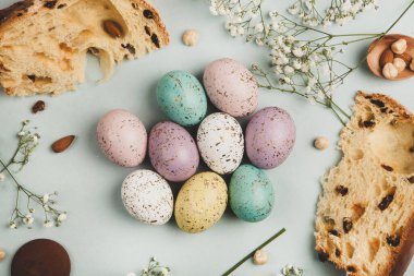 El boyası pastel renkli Paskalya yumurtaları. Mutlu Paskalya tebrik kartları ya da davetiyeler.