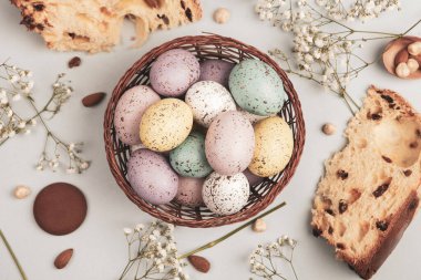 El boyası pastel renkli Paskalya yumurtaları. Mutlu Paskalya tebrik kartları ya da davetiyeler.