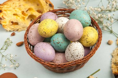 El boyası pastel renkli Paskalya yumurtaları. Mutlu Paskalya tebrik kartları ya da davetiyeler.