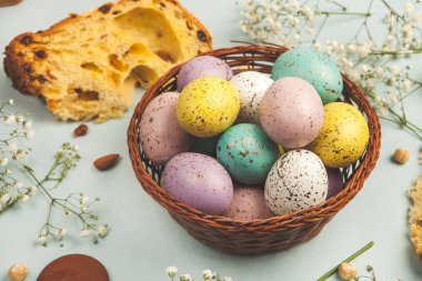 El boyası pastel renkli Paskalya yumurtaları. Mutlu Paskalya tebrik kartları ya da davetiyeler.