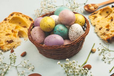 El boyası pastel renkli Paskalya yumurtaları. Mutlu Paskalya tebrik kartları ya da davetiyeler.