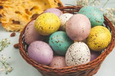El boyası pastel renkli Paskalya yumurtaları. Mutlu Paskalya tebrik kartları ya da davetiyeler.