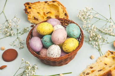 El boyası pastel renkli Paskalya yumurtaları. Mutlu Paskalya tebrik kartları ya da davetiyeler.