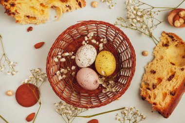 El boyası pastel renkli Paskalya yumurtaları. Mutlu Paskalya tebrik kartları ya da davetiyeler.