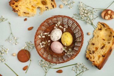 El boyası pastel renkli Paskalya yumurtaları. Mutlu Paskalya tebrik kartları ya da davetiyeler.
