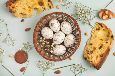 El boyası pastel renkli Paskalya yumurtaları. Mutlu Paskalya tebrik kartları ya da davetiyeler.