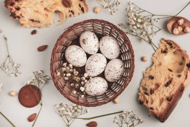 El boyası pastel renkli Paskalya yumurtaları. Mutlu Paskalya tebrik kartları ya da davetiyeler.