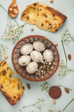 El boyası pastel renkli Paskalya yumurtaları. Mutlu Paskalya tebrik kartları ya da davetiyeler.