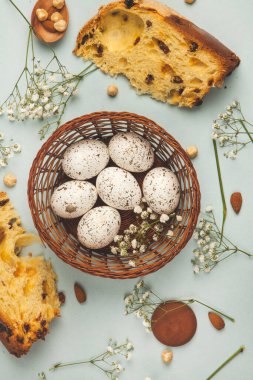 El boyası pastel renkli Paskalya yumurtaları. Mutlu Paskalya tebrik kartları ya da davetiyeler.