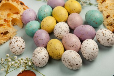 El boyası pastel renkli Paskalya yumurtaları. Mutlu Paskalya tebrik kartları ya da davetiyeler.
