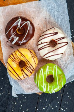 Ahşap arka planda jöleli donut