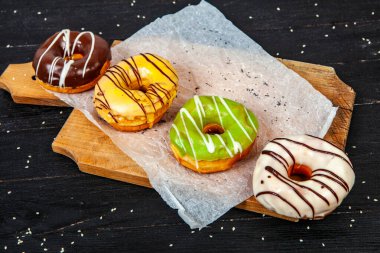 Ahşap arka planda jöleli donut