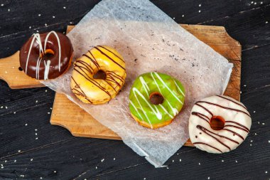 Ahşap arka planda jöleli donut