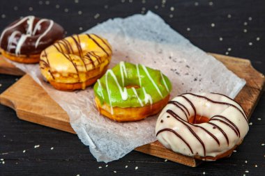 Ahşap arka planda jöleli donut