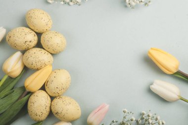 El boyası pastel renkli Paskalya yumurtaları. Mutlu Paskalya tebrik kartları ya da davetiyeler.