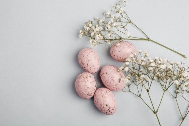 El boyası pastel renkli Paskalya yumurtaları. Mutlu Paskalya tebrik kartları ya da davetiyeler.