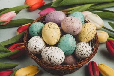 El boyası pastel renkli Paskalya yumurtaları. Mutlu Paskalya tebrik kartları ya da davetiyeler.