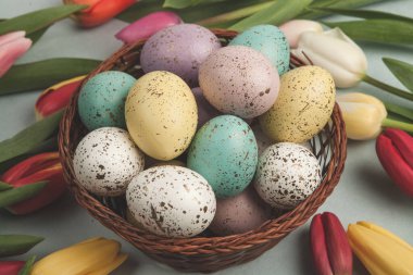 El boyası pastel renkli Paskalya yumurtaları. Mutlu Paskalya tebrik kartları ya da davetiyeler.