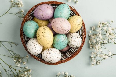 El boyası pastel renkli Paskalya yumurtaları. Mutlu Paskalya tebrik kartları ya da davetiyeler.