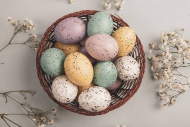 El boyası pastel renkli Paskalya yumurtaları. Mutlu Paskalya tebrik kartları ya da davetiyeler.