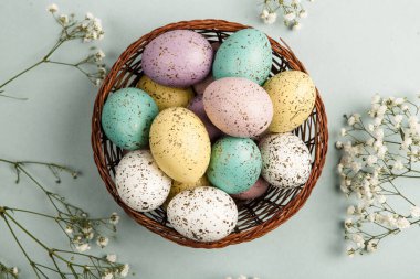 El boyası pastel renkli Paskalya yumurtaları. Mutlu Paskalya tebrik kartları ya da davetiyeler.