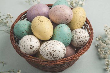 El boyası pastel renkli Paskalya yumurtaları. Mutlu Paskalya tebrik kartları ya da davetiyeler.