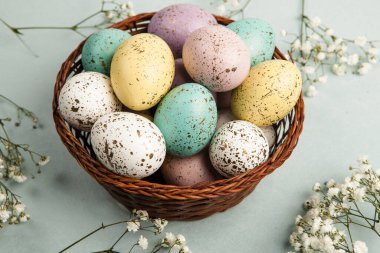 El boyası pastel renkli Paskalya yumurtaları. Mutlu Paskalya tebrik kartları ya da davetiyeler.