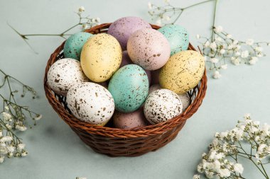 El boyası pastel renkli Paskalya yumurtaları. Mutlu Paskalya tebrik kartları ya da davetiyeler.