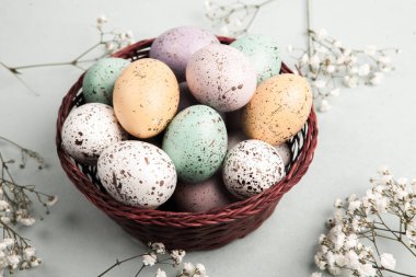 El boyası pastel renkli Paskalya yumurtaları. Mutlu Paskalya tebrik kartları ya da davetiyeler.