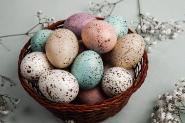 El boyası pastel renkli Paskalya yumurtaları. Mutlu Paskalya tebrik kartları ya da davetiyeler.