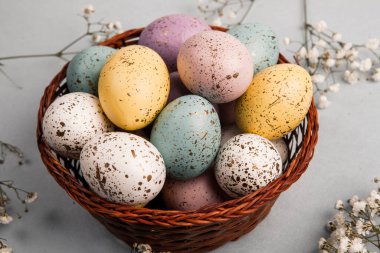 El boyası pastel renkli Paskalya yumurtaları. Mutlu Paskalya tebrik kartları ya da davetiyeler.