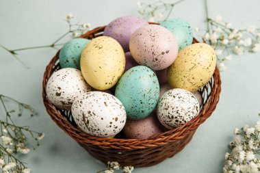 El boyası pastel renkli Paskalya yumurtaları. Mutlu Paskalya tebrik kartları ya da davetiyeler.