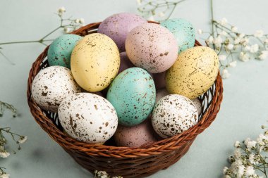 El boyası pastel renkli Paskalya yumurtaları. Mutlu Paskalya tebrik kartları ya da davetiyeler.