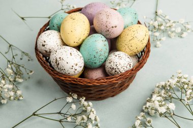 El boyası pastel renkli Paskalya yumurtaları. Mutlu Paskalya tebrik kartları ya da davetiyeler.