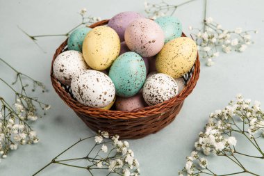 El boyası pastel renkli Paskalya yumurtaları. Mutlu Paskalya tebrik kartları ya da davetiyeler.