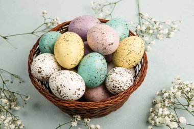 El boyası pastel renkli Paskalya yumurtaları. Mutlu Paskalya tebrik kartları ya da davetiyeler.