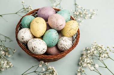 El boyası pastel renkli Paskalya yumurtaları. Mutlu Paskalya tebrik kartları ya da davetiyeler.