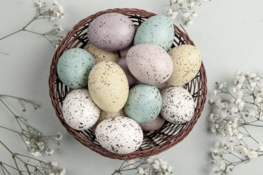 El boyası pastel renkli Paskalya yumurtaları. Mutlu Paskalya tebrik kartları ya da davetiyeler.