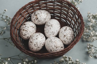 El boyası pastel renkli Paskalya yumurtaları. Mutlu Paskalya tebrik kartları ya da davetiyeler.