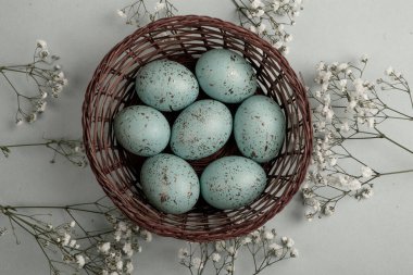 El boyası pastel renkli Paskalya yumurtaları. Mutlu Paskalya tebrik kartları ya da davetiyeler.