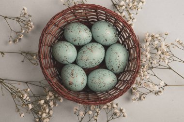 El boyası pastel renkli Paskalya yumurtaları. Mutlu Paskalya tebrik kartları ya da davetiyeler.