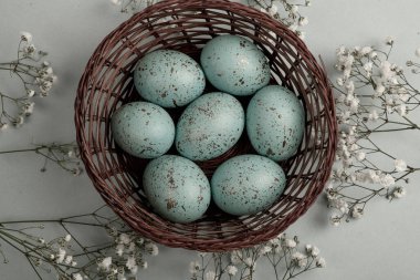 El boyası pastel renkli Paskalya yumurtaları. Mutlu Paskalya tebrik kartları ya da davetiyeler.