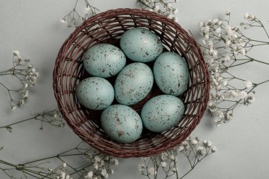 El boyası pastel renkli Paskalya yumurtaları. Mutlu Paskalya tebrik kartları ya da davetiyeler.