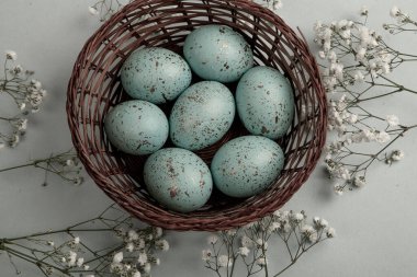 El boyası pastel renkli Paskalya yumurtaları. Mutlu Paskalya tebrik kartları ya da davetiyeler.