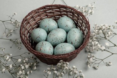 El boyası pastel renkli Paskalya yumurtaları. Mutlu Paskalya tebrik kartları ya da davetiyeler.