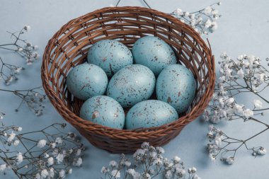 El boyası pastel renkli Paskalya yumurtaları. Mutlu Paskalya tebrik kartları ya da davetiyeler.