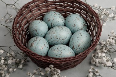 El boyası pastel renkli Paskalya yumurtaları. Mutlu Paskalya tebrik kartları ya da davetiyeler.