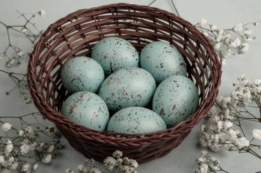 El boyası pastel renkli Paskalya yumurtaları. Mutlu Paskalya tebrik kartları ya da davetiyeler.