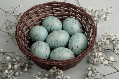 El boyası pastel renkli Paskalya yumurtaları. Mutlu Paskalya tebrik kartları ya da davetiyeler.